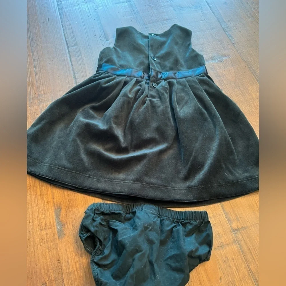 🌟SALE🌟 Carters emerald green dress with bottoms size 9 Months